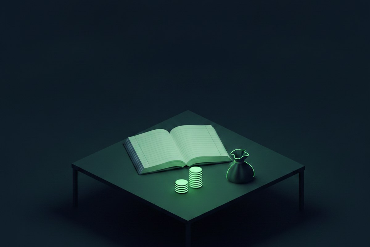 Libro de cuentas abierto con monedas y una bolsa de dinero, sobre un escritorio