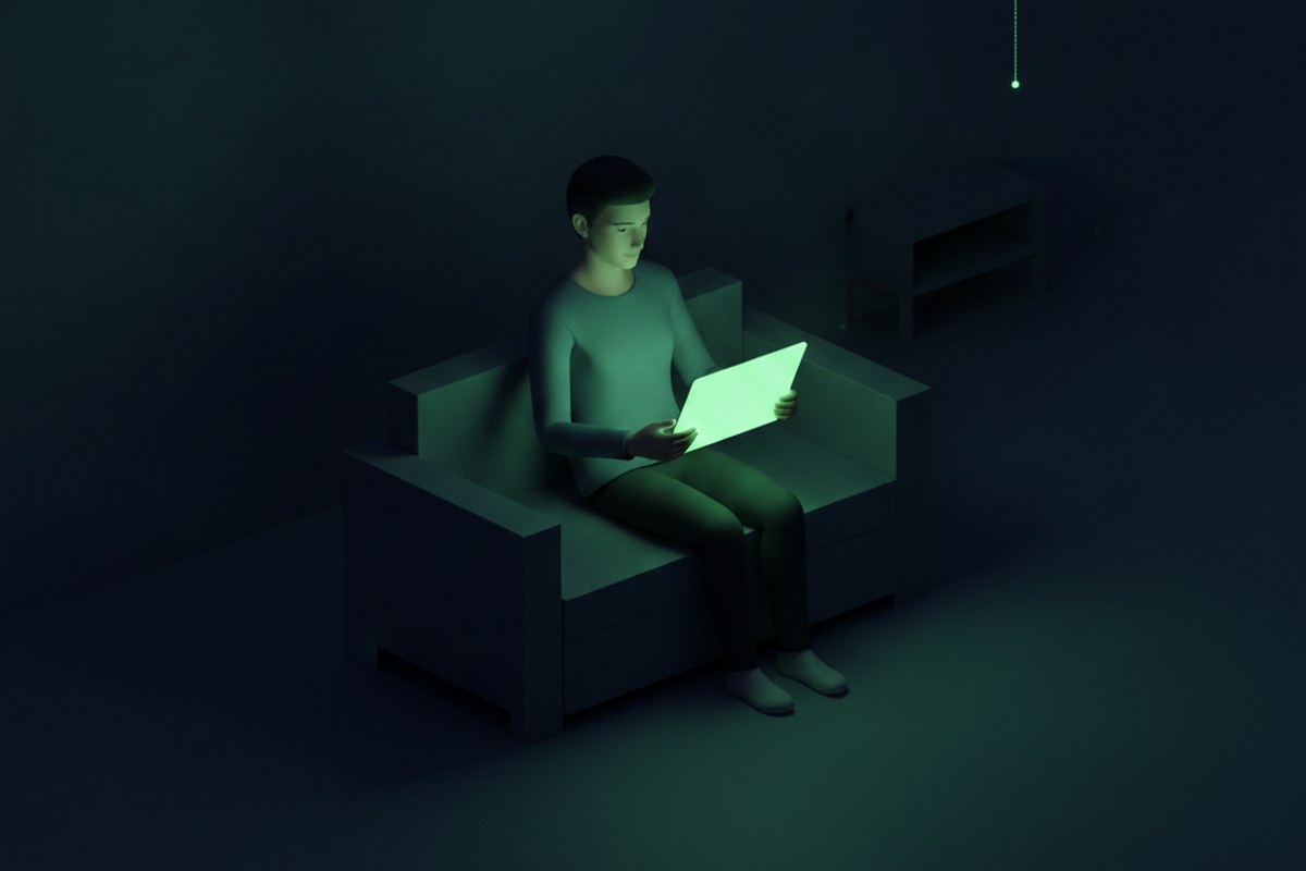 Un cliente en su casa de noche consultando su cuenta en una tablet que ilumina en verde